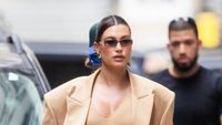 8 Gaya Nyentrik Hailey Bieber Pamer Perut Hamil