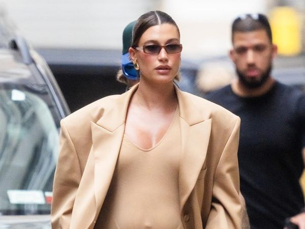 8 Gaya Nyentrik Hailey Bieber Pamer Perut Hamil