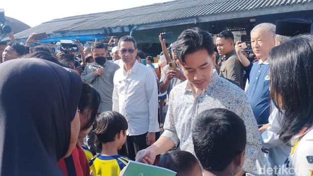 Gibran Rakabuming Raka menemani Heru Budi Hartono meninjau proyek Kali Semongol Jakbar dan berkunjung ke Kelurahan Kamal Muara Jakut (Belia/detikcom)