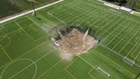 Heboh Lubang Raksasa Telan Sebagian Lapangan Sepakbola di Illinois