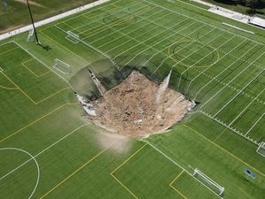 Heboh Lubang Raksasa Telan Sebagian Lapangan Sepakbola di Illinois Heboh Lubang Raksasa Telan Sebagian Lapangan Sepakbola di Illinois
