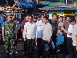 Kala Gibran Temani Heru Budi Cek Proyek hingga Bagi Susu di Jakarta