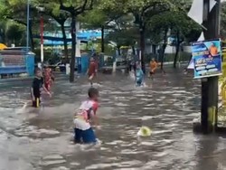 Terendam Banjir, Jalanan di Jatiasih Bekasi Jadi Kolam Renang Dadakan
