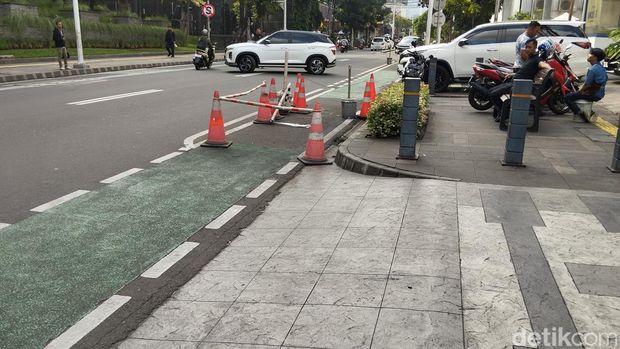 Jalur sepeda di Jalan Senopati, Jakarta Selatan digunakan untuk parkir liar. Terlihat mobil hingga motor parkir di atas jalur sepeda (Fawdi/detikcom)