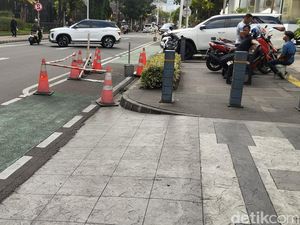 Warga Keluhkan Parkir Liar di Senopati Jaksel: Jalan Kaki Jadi Ribet