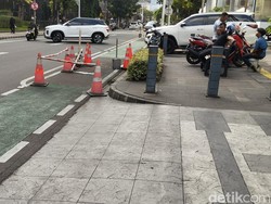 Warga Keluhkan Parkir Liar di Senopati Jaksel: Jalan Kaki Jadi Ribet