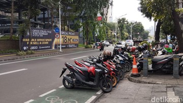 Dishub Jaksel Angkut 18 Sepeda Motor yang Parkir Liar di Senopati