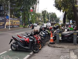 Dishub Jaksel Angkut 18 Sepeda Motor yang Parkir Liar di Senopati Dishub Jaksel Angkut 18 Sepeda Motor yang Parkir Liar di Senopati