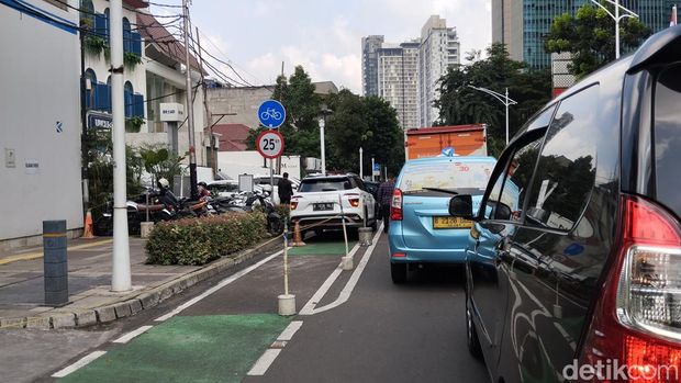 Jalur sepeda di Jalan Senopati, Jakarta Selatan digunakan untuk parkir liar. Terlihat mobil hingga motor parkir di atas jalur sepeda (Fawdi/detikcom)