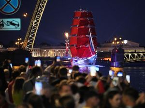 Kapal Merah Kembali Berlayar untuk Pesta Kelulusan Sekolah di Rusia Kapal Merah Kembali Berlayar untuk Pesta Kelulusan Sekolah di Rusia