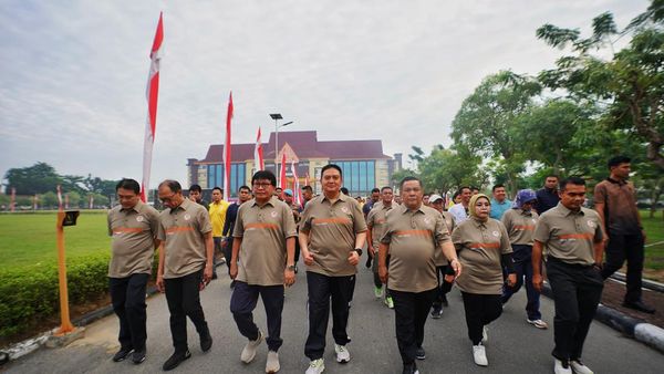 Kompaknya TNI-Polri Olahraga Bareng di Mapolda Riau Peringati Hari Bhayangkara