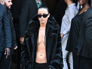 Gaya Katy Perry Penuh Risiko di Show Balenciaga, Nyaris Ekspos Jahitan Caesar