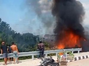 Kebakaran Hanguskan 2 Rumah-5 Unit Motor di Jalan Leimena Makassar Kebakaran Hanguskan 2 Rumah-5 Unit Motor di Jalan Leimena Makassar