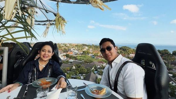 Keseruan Titiek Soeharto dan Darma Mangkuluhur Makan di Lounge in The Sky Bali