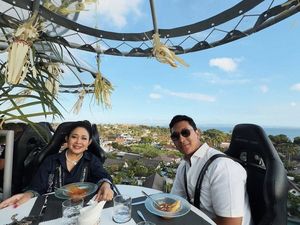 Keseruan Titiek Soeharto dan Darma Mangkuluhur Makan di Lounge in The Sky Bali Keseruan Titiek Soeharto dan Darma Mangkuluhur Makan di Lounge in The Sky Bali