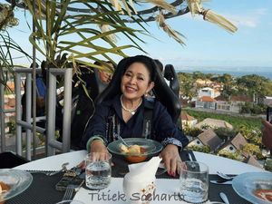 Video: Penampilan Titiek Soeharto Hadiri Acara Pelantikan Prabowo-Gibran Video: Penampilan Titiek Soeharto Hadiri Acara Pelantikan Prabowo-Gibran