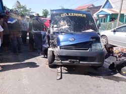 Sopir Pikap Jeneponto Terjepit Usai Tabrak Truk Kontainer, 2 Anak Ikut Luka