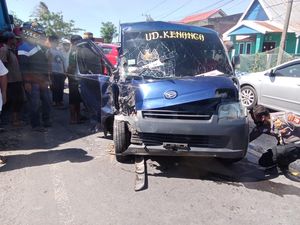 Sopir Pikap Jeneponto Terjepit Usai Tabrak Truk Kontainer, 2 Anak Ikut Luka Sopir Pikap Jeneponto Terjepit Usai Tabrak Truk Kontainer, 2 Anak Ikut Luka