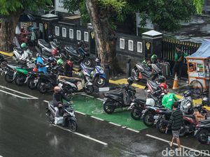 Duh! Parkir Liar dan PKL Kembali Jajah Trotoar Salemba Duh! Parkir Liar dan PKL Kembali Jajah Trotoar Salemba