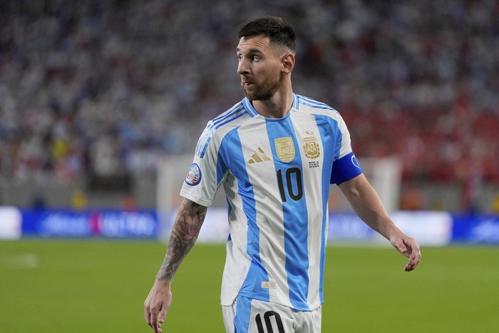 Argentinas Lionel Messi walks to take a corner kick during a Copa America Group A soccer match against Chile in East Rutherford, N.J., Tuesday, June 25, 2024. (AP Photo/Julia Nikhinson)