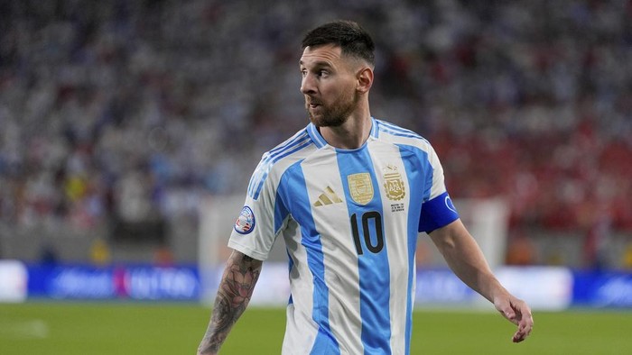 Argentinas Lionel Messi walks to take a corner kick during a Copa America Group A soccer match against Chile in East Rutherford, N.J., Tuesday, June 25, 2024. (AP Photo/Julia Nikhinson)