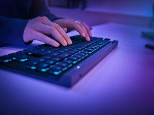 Logitech G515 Lightspeed TKL, Keyboard Gaming Low Profile Rp 2 Jutaan