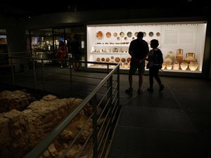 Melihat Artefak Kehidupan Kuno di Museum Acropolis Yunani Melihat Artefak Kehidupan Kuno di Museum Acropolis Yunani