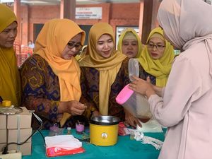 Emak-emak di Mojokerto Ubah Minyak Jelantah Jadi Lilin Aromaterapi