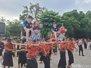 Kesenian Sasak Jaran Kamput Sambut Pebalap MXGP 2024 di Mataram Kesenian Sasak Jaran Kamput Sambut Pebalap MXGP 2024 di Mataram