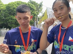 Nyamm! Atlet Filipina Jajal Telur Gulung di Sela Kejuaraan Bulutangkis Junior