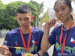 Nyamm! Atlet Filipina Jajal Telur Gulung di Sela Kejuaraan Bulutangkis Junior Nyamm! Atlet Filipina Jajal Telur Gulung di Sela Kejuaraan Bulutangkis Junior