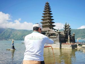 Peduli Lingkungan, Pegadaian Sebarkan Eco Enzyme di Danau Batur Bali Peduli Lingkungan, Pegadaian Sebarkan Eco Enzyme di Danau Batur Bali