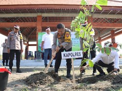 Polres Mojokerto Kota Tanam 1.000 Bibit Buah demi Ketahanan Pangan