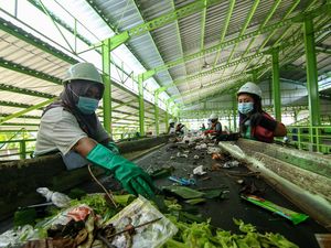 Melihat Pengolahan Sampah di TPS 3R Balak Banyuwangi Melihat Pengolahan Sampah di TPS 3R Balak Banyuwangi