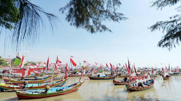 Potret Keseruan Kompetisi Menghias Kapal Nelayan