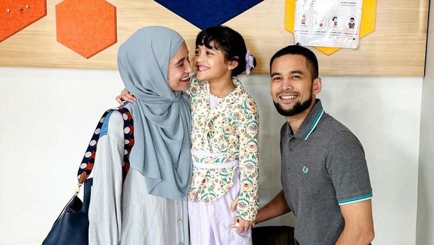 Potret Wisuda Shafiyyah Putri Shireen Sungkar
