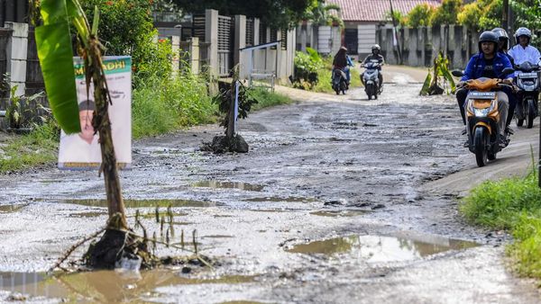 Protes Jalan Rusak, Warga Pandeglang Tanam Pohon Pisang