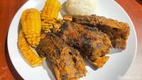 Puas! Makan Iga Bakar Empuk dari Australia di Warung Kaki Lima