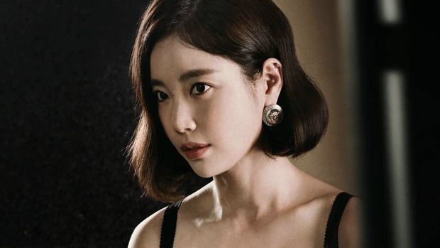 Red Swan mengisahkan Oh Wan-soo (Kim Ha-neul) dan Kim Yoong-kook (Jung Gyu-woon) sebagai pasangan sempurna di depan publik.