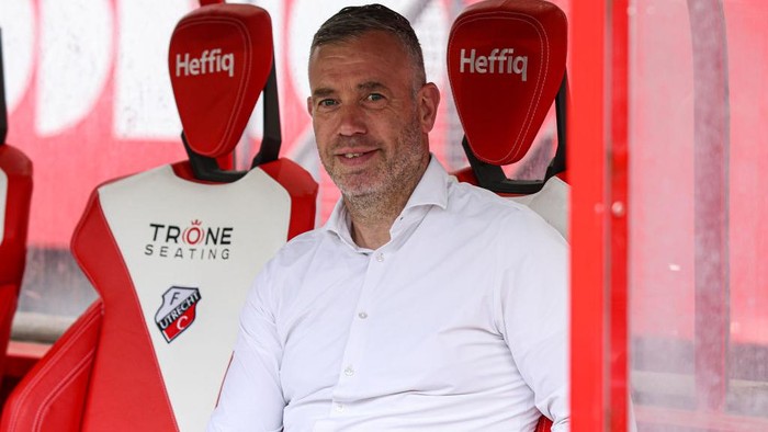 UTRECHT, NETHERLANDS - MAY 26: head coach Rene Hake of Go Ahead Eagles looks up during the European League Play Offs Final match between FC Utrecht and Go Ahead Eagles at Stadion Galgenwaard on May 26, 2024 in Utrecht, Netherlands. (Photo by Henny Meyerink/BSR Agency/Getty Images)