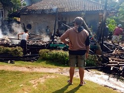 Api Melalap Rumah Panggung di Sukabumi, 1 Penghuni Alami Luka Bakar