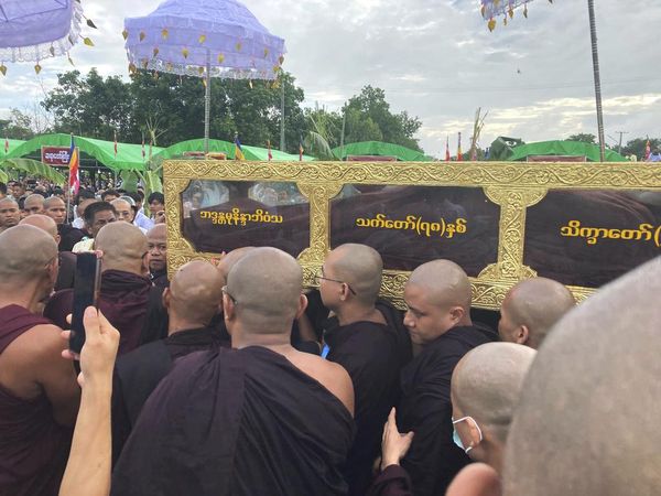 Suasana Duka Warga Myanmar Iringi Pemakaman Biksu Senior