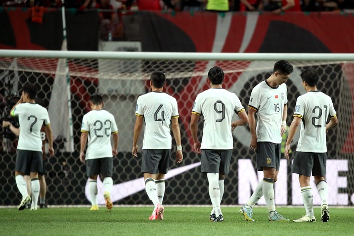 SEOUL, SOUTH KOREA - JUNE 11: China players look dejected after the teams 0-1 defeat in the FIFA World Cup Asian second qualifier Group C match between South Korea and China at Seoul World Cup Stadium on June 11, 2024 in Seoul, South Korea.  (Photo by Chung Sung-Jun/Getty Images)
