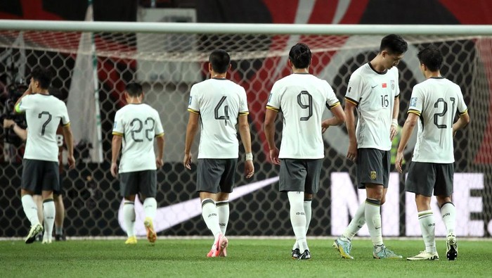 SEOUL, SOUTH KOREA - JUNE 11: China players look dejected after the teams 0-1 defeat in the FIFA World Cup Asian second qualifier Group C match between South Korea and China at Seoul World Cup Stadium on June 11, 2024 in Seoul, South Korea.  (Photo by Chung Sung-Jun/Getty Images)