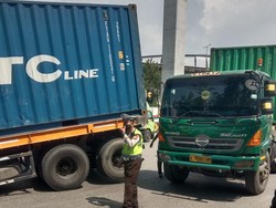 Pengait Kontainer Terlepas di Jakut, Peti Kemas Nangkring di Tengah Jalan