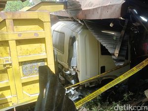 Polisi Ungkap Penyebab Truk Hantam Rumah-Tewaskan Mahasiswi Poltek Kupang Polisi Ungkap Penyebab Truk Hantam Rumah-Tewaskan Mahasiswi Poltek Kupang