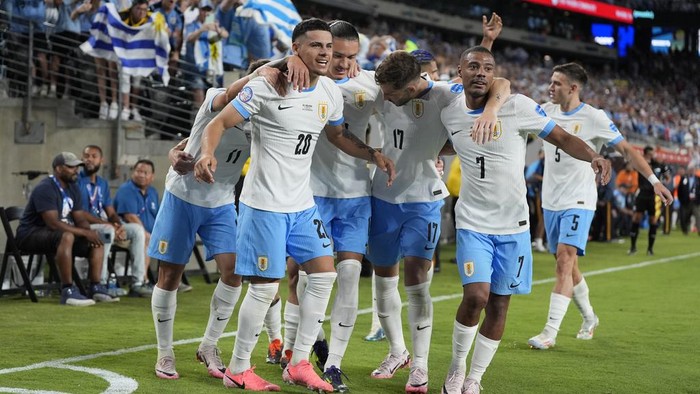Uruguays Maximiliano Araujo, left, celebrates with teammates after scoring his sides third goal against Bolivia during a Copa America Group C soccer match in East Rutherford, N.J., Thursday, June 27, 2024. (AP Photo/Julia Nikhinson)