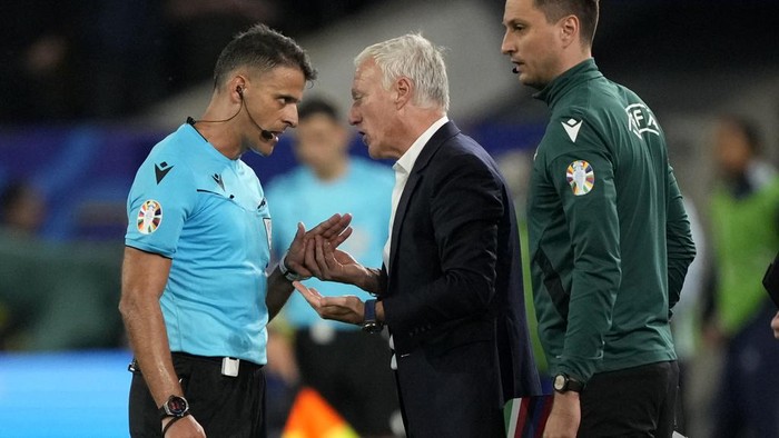 France head coach Didier Deschamps, center, talks to referee Jesus Gil Manzano of Spain during a Group D match between Austria and France at the Euro 2024 soccer tournament in Duesseldorf, Germany, Monday, June 17, 2024. (AP Photo/Martin Meissner)