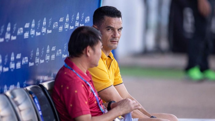 CHONBURI, THAILAND - APRIL 7: Carlos Gonzalez Pena, manager of Ratchaburi F.C., during the Thai League 1 match between Chonburi FC and Ratchaburi FC at Chonburi UTA Stadium on April 7, 2024 in Chonburi, Thailand. (Photo by Peter Van der Klooster/Getty Images)