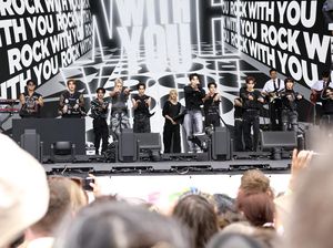 Antusias Penggemar Jelang SEVENTEEN Tampil di Festival Glastonbury